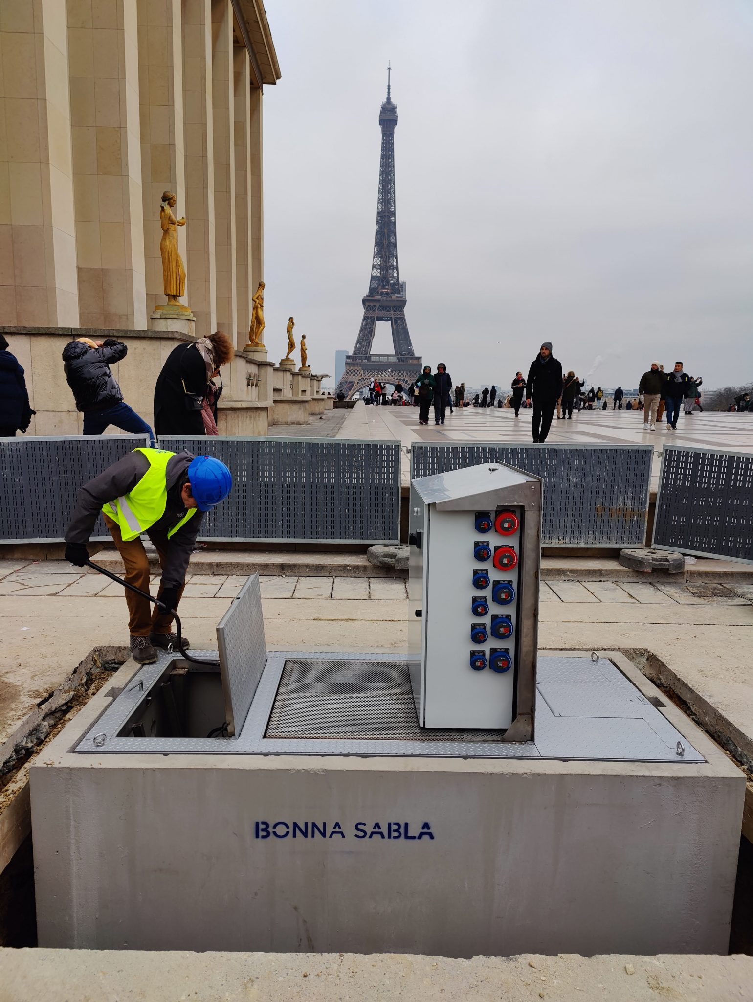 Image montrant une borne Esplanade escamotable BPS en cours d'installation place du Trocadéro